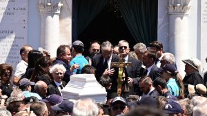 Κηδεία Λένας Σαμαρά: Απέραντος θρήνος στο τελευταίο “αντίο” – Τραγικές φιγούρες οι γονείς και ο αδελφός της (Εικόνες)