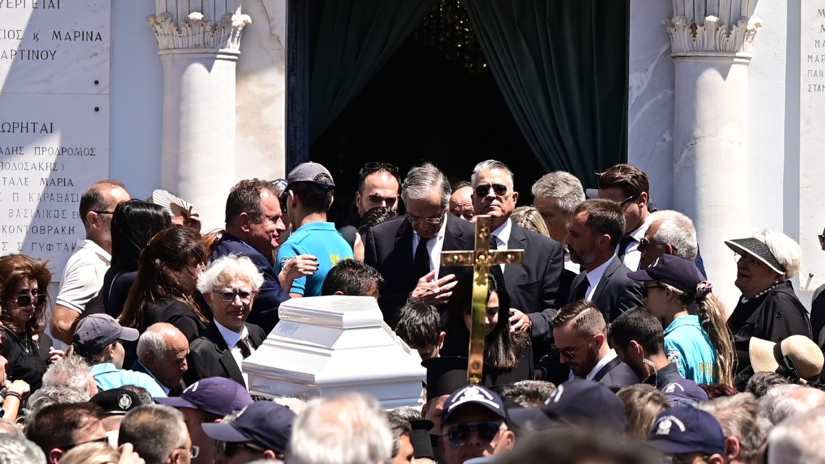 Κηδεία Λένας Σαμαρά: Απέραντος θρήνος στο τελευταίο “αντίο” – Τραγικές φιγούρες οι γονείς και ο αδελφός της (Εικόνες)