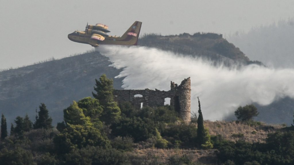 Μαίνεται η φωτιά στη Χίο – Νέο μέτωπο στην Αργολίδα – Διάσπαρτες εστίες στην Πάτρα