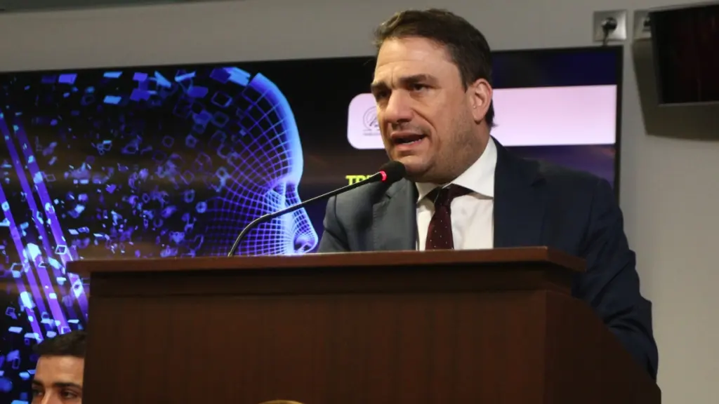Τσουκαλάς κατά Μαρινάκη: «Βιάστηκε να διαβεβαιώσει πως ούτε η κυβέρνηση ούτε ο εργοδότης έφεραν κάποια ευθύνη»