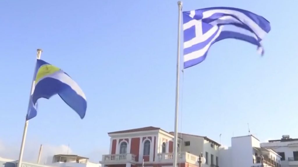 Δεκαπενταύγουστος – Τήνος: Η στιγμή έπαρσης της ελληνικής σημαίας και η ανάκρουση του εθνικού ύμνου (βίντεο)