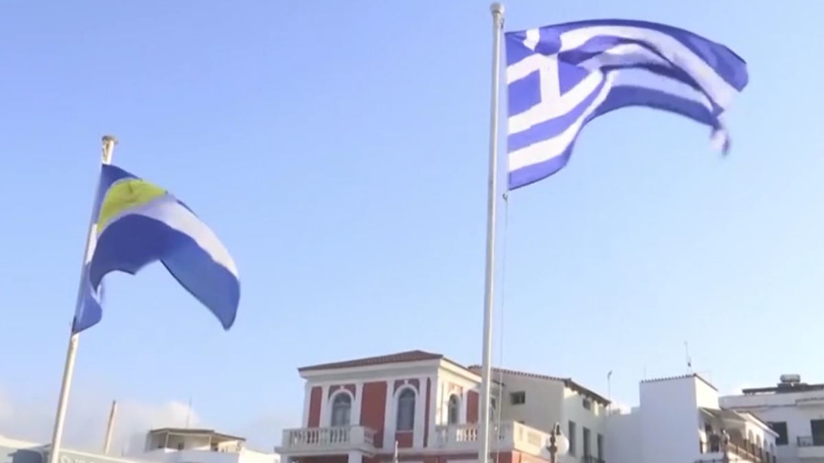 Δεκαπενταύγουστος – Τήνος: Η στιγμή έπαρσης της ελληνικής σημαίας και η ανάκρουση του εθνικού ύμνου (βίντεο)