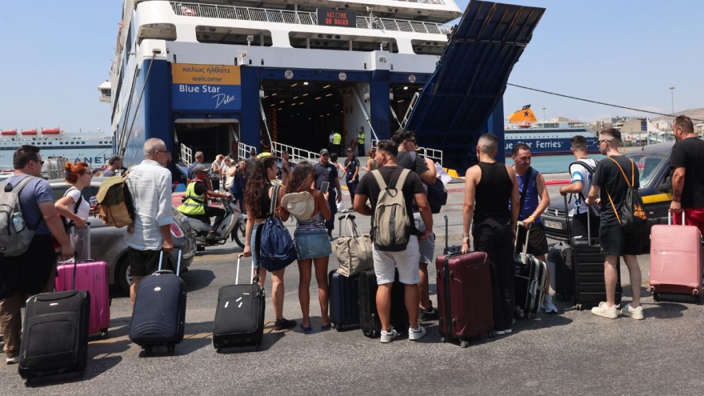 Δεκαπενταύγουστος: Φεύγουν και οι τελευταίοι εκδρομείς από τα λιμάνια της Αττικής (βίντεο)