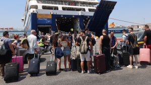 Δεκαπενταύγουστος: Φεύγουν και οι τελευταίοι εκδρομείς από τα λιμάνια της Αττικής (βίντεο)