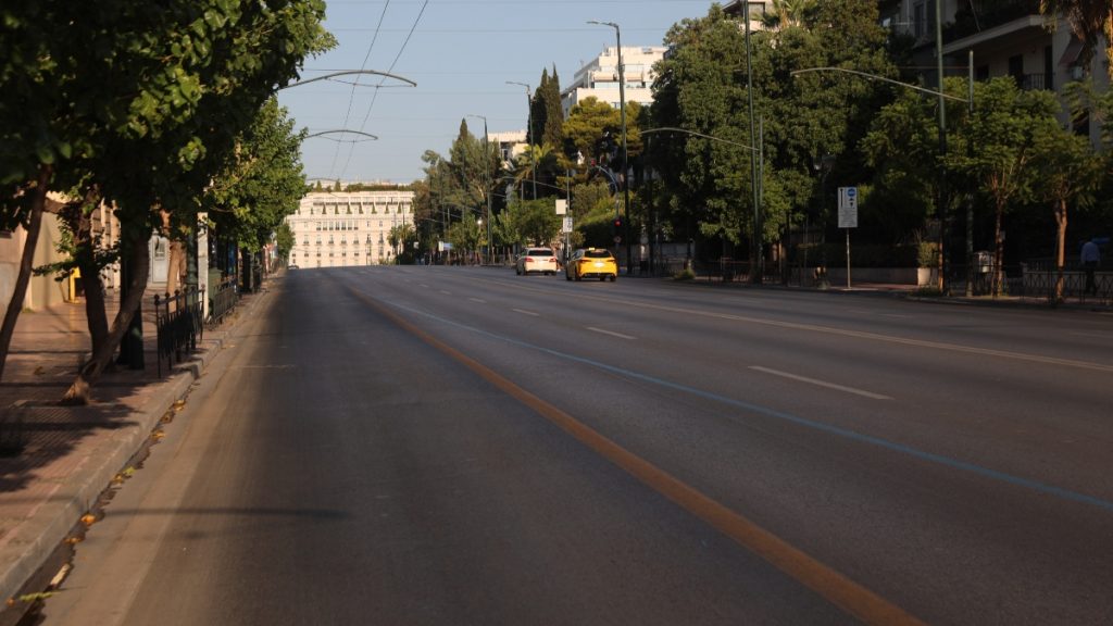 Άδειο το κέντρο της Αθήνας τον Δεκαπενταύγουστο – Ερήμωσαν οι δρόμοι (Εικόνες)