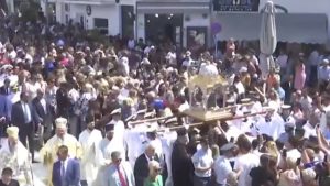 Δεκαπενταύγουστος στην Τήνο: Λαοθάλασσα στη λιτάνευση της εικόνας της Παναγίας (βίντεο)