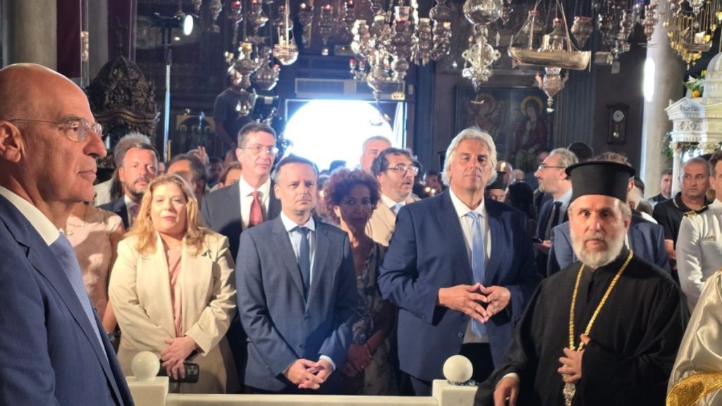 Στην Τήνο ο Δούκας για Δεκαπενταύγουστο: “Ευχόμαστε όλοι να είναι το τελευταίο καλοκαίρι με στάχτες και θρήνο”