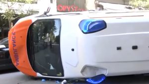 Γουδί: Ανατροπή ιδιωτικού ασθενοφόρου – Σε πολύ σοβαρή κατάσταση ο 50χρονος ασθενής που μετέφερε (βίντεο)
