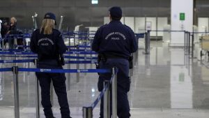 “Ελ. Βενιζέλος”: Χειροπέδες σε αλλοδαπό από τη Λατινική Αμερική – Είχε καταπιεί… κοκαΐνη (φωτογραφία)