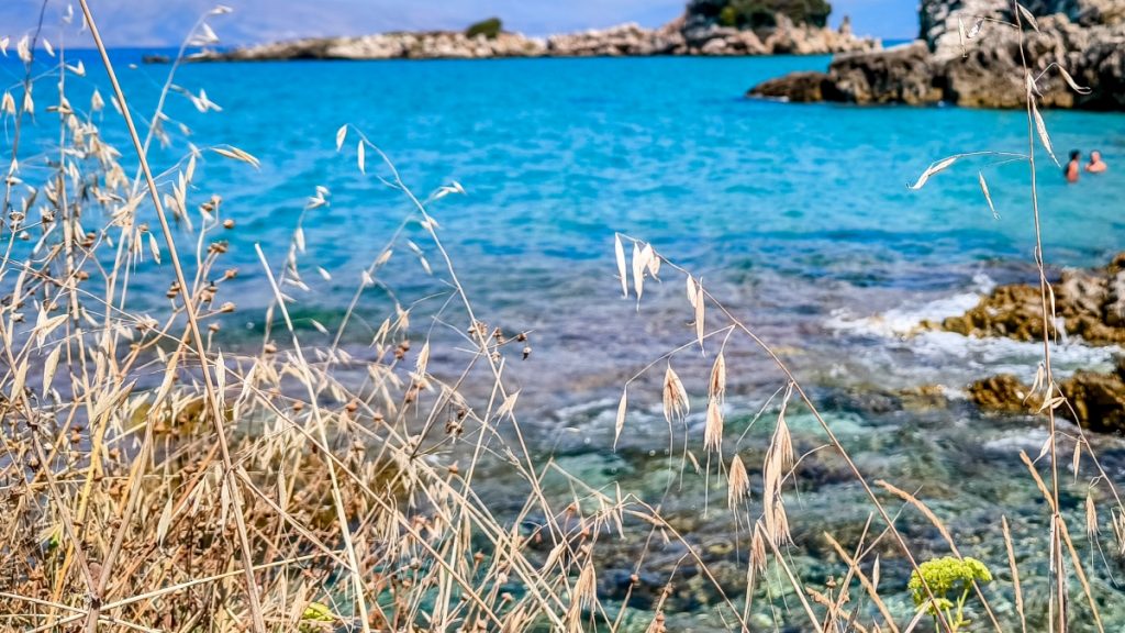 Χαλκιδική: Ζωντανοί, πάνω σε βράχο, ο 12χρονος και ο 20χρονος που είχαν πάει για ψαροντούφεκο