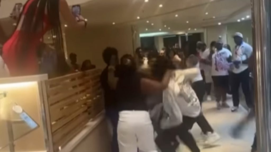 Απίστευτος καβγάς εν πλω: Έπεσαν μπουνιές και κλωτσιές μέσα σε κρουαζιερόπλοιο για τις… κοτομπουκιές (βίντεο)