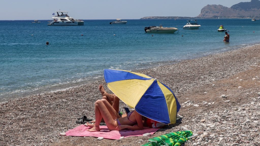 Διακοπές… εξπρές με χαρτζιλίκι και δανεικά για πολλούς νέους – Περιορίζονται σε μικρές αποδράσεις