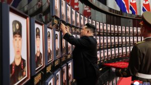Βόρεια Κορέα: Ο Κιμ Γιονγκ Ουν γονάτισε μπροστά σε φωτογραφίες νεκρών στρατιωτών – Πήρε αγκαλιά επιζήσαντα (βίντεο)