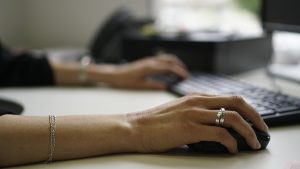 Τι αλλάζει με το νέο εργασιακό νομοσχέδιο: Ωράριο “λάστιχο”, 4ήμερη εργασία, προσλήψεις εξπρές, “σπαστή” άδεια αναψυχής