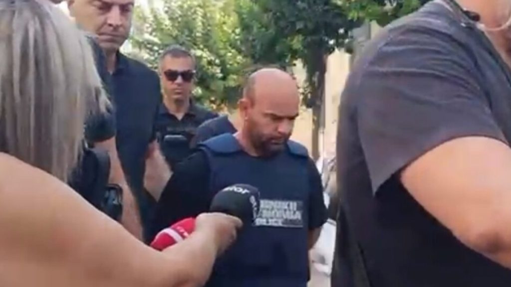 Αποκλειστικό DEBATER: Το απολογητικό υπόμνημα που κατέθεσε ο συζυγοκτόνος – Με κατεβασμένο κεφάλι και αλεξίσφαιρο στον ανακριτή