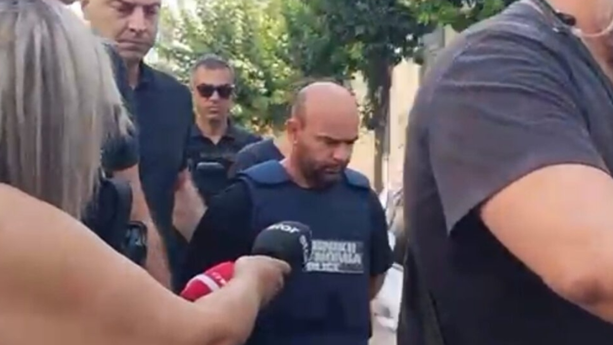 Αποκλειστικό DEBATER: Το απολογητικό υπόμνημα που κατέθεσε ο συζυγοκτόνος – Με κατεβασμένο κεφάλι και αλεξίσφαιρο στον ανακριτή