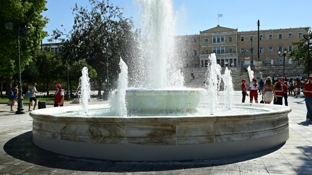 Επαναλειτουργεί το σιντριβάνι της πλατείας Συντάγματος (Φωτογραφίες)