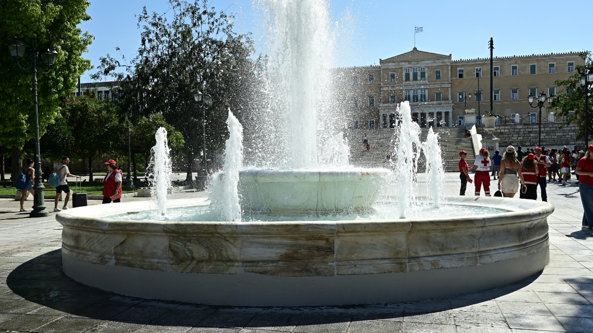 Επαναλειτουργεί το σιντριβάνι της πλατείας Συντάγματος (Φωτογραφίες)