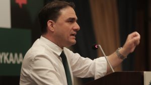 Τσουκαλάς: “Η κυβέρνηση να κοιτάξει στον καθρέφτη της για πολιτικούς απατεώνες”