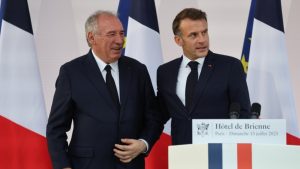 Πολιτικός σεισμός στη Γαλλία: Υπό κατάρρευση η κυβέρνηση Μπαϊρού – Στριμωγμένος ο Μακρόν, οι δύσκολες εναλλακτικές που έχει