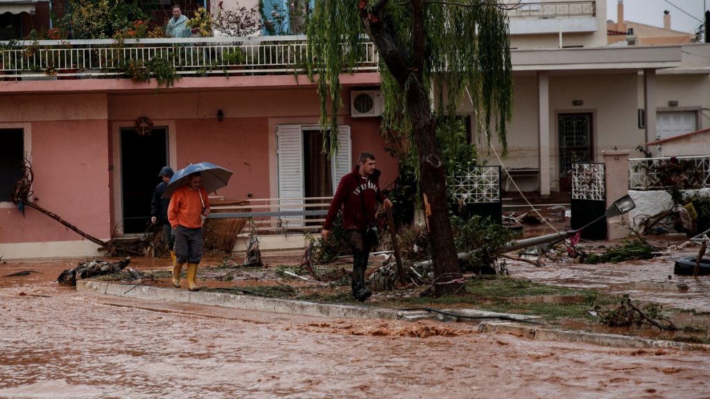 Φονικές πλημμύρες στη Μάνδρα: Ομόφωνα αθώοι στο Εφετείο η πρώην δήμαρχος και δύο ακόμα κατηγορούμενοι