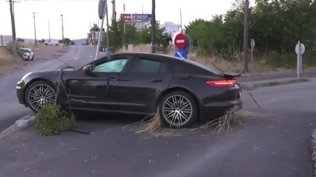 Θέρμη: Στο νοσοκομείο 2 άτομα ύστερα από σοβαρό τροχαίο – Αναζητείται ο οδηγός του ενός ΙΧ