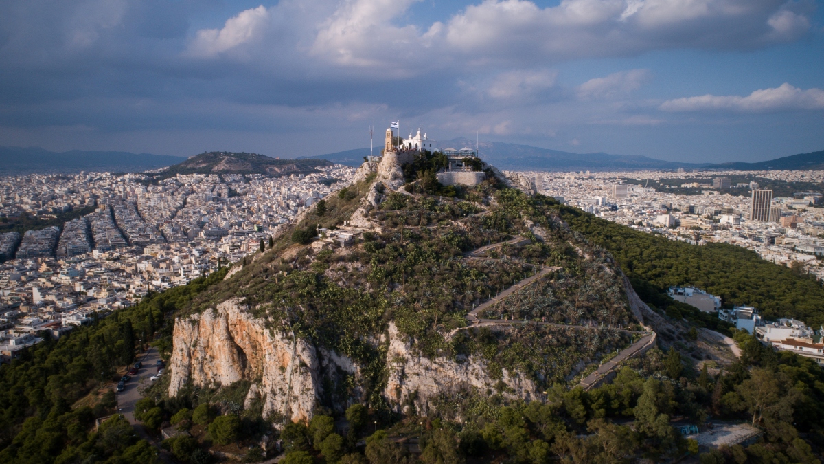 Αναστάτωση στον Λυκαβηττό: Νεαρός έπεσε στο κενό από τον Άγιο Γεώργιο, διακομίστηκε στο νοσοκομείο
