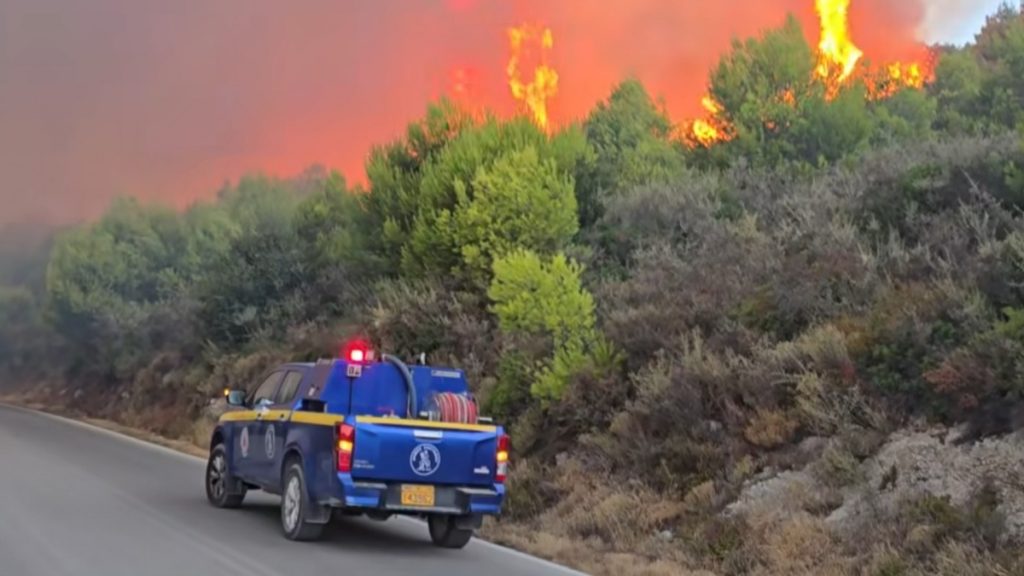 Πύρινη «κόλαση» σε Αχαΐα, Χίο, Βόνιτσα, Ζάκυνθο, Άρτα, Πρέβεζα – LIVE ενημέρωση για τις εξελίξεις στα πύρινα μέτωπα