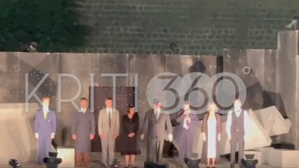 Εξοργίστηκε ο Βλαδίμηρος Κυριακίδης σε παράσταση στα Χανιά: “Ντροπή τους, να μην ξαναρθούμε” (βίντεο)