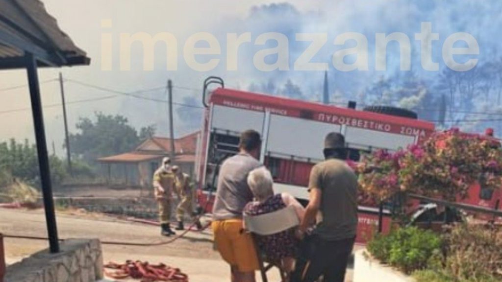 Ζάκυνθος: Ανεξέλεγκτη η φωτιά, στις αυλές σπιτιών στον Αγαλά – Απανωτά μηνύματα του 112, εκκενώθηκαν χωριά και ξενοδοχείο (Εικόνες)
