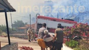 Ζάκυνθος: Ανεξέλεγκτη η φωτιά, στις αυλές σπιτιών στον Αγαλά – Απανωτά μηνύματα του 112, εκκενώθηκαν χωριά και ξενοδοχείο (Εικόνες)