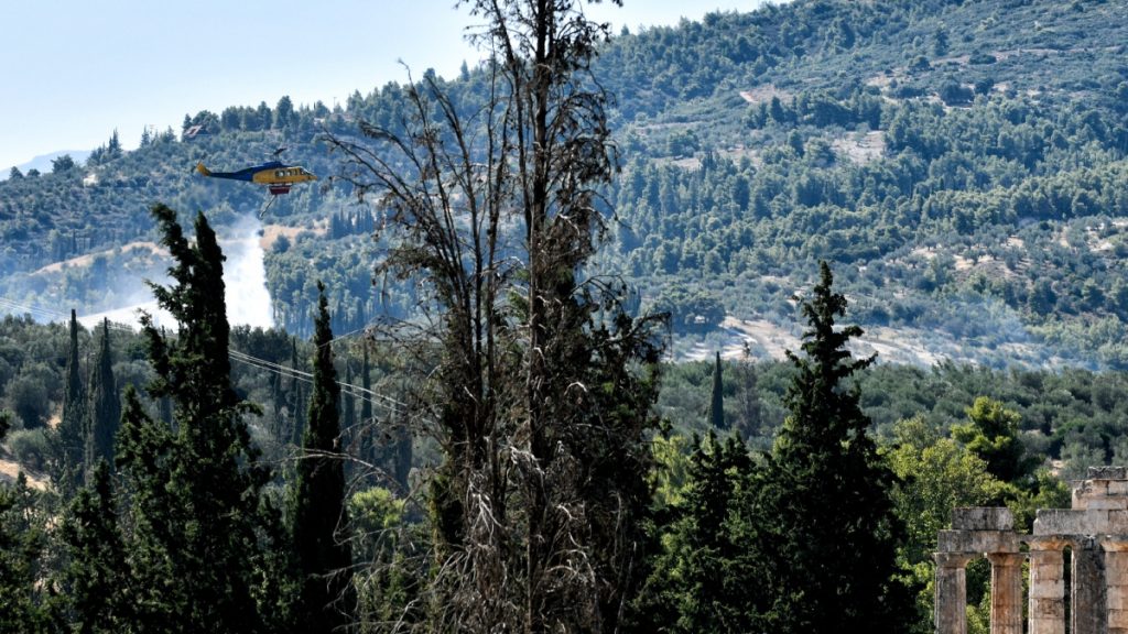 Φωτιές σε Κεφαλονιά, Ζάκυνθο, Βόνιτσα, Φωκίδα – Εκκενώσεις οικισμών και διακοπές ρεύματος – Στη μάχη και εναέρια μέσα