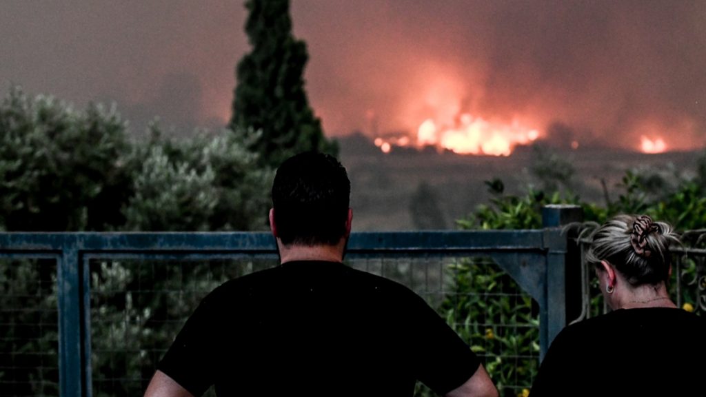 Πύρινη κόλαση στη δυτική Αχαΐα, εκτός ελέγχου το μέτωπο στα Συχαινά – Συνεχίζονται οι εκκενώσεις (βίντεο)