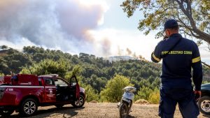 Μαίνονται οι μεγάλες πυρκαγιές σε Πρέβεζα, Χίο, Ζάκυνθο, Βόνιτσα – Νέο μέτωπο στην Κεφαλονιά (βίντεο)
