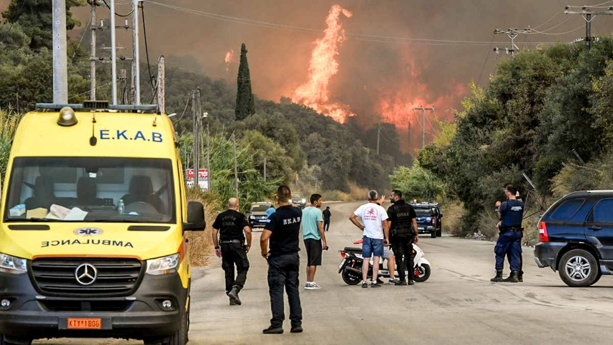 Στο έλεος της φωτιάς η Αχαΐα: Βελτιωμένη η εικόνα στα Συχαινά – Νέα “112” για εκκένωση Βούντενης και Μπάλα (βίντεο)