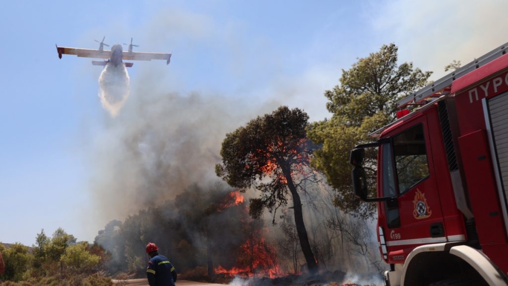 Αγωνία για τις φωτιές σε Πρέβεζα, Χίο, Ζάκυνθο, Κεφαλονιά – Μπαράζ μηνυμάτων από το 112