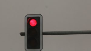 Θεσσαλονίκη: Συνελήφθη 50χρονη οδηγός που πέρασε με “κόκκινο” – Είχε μαζί της ναρκωτικά και μαχαίρια