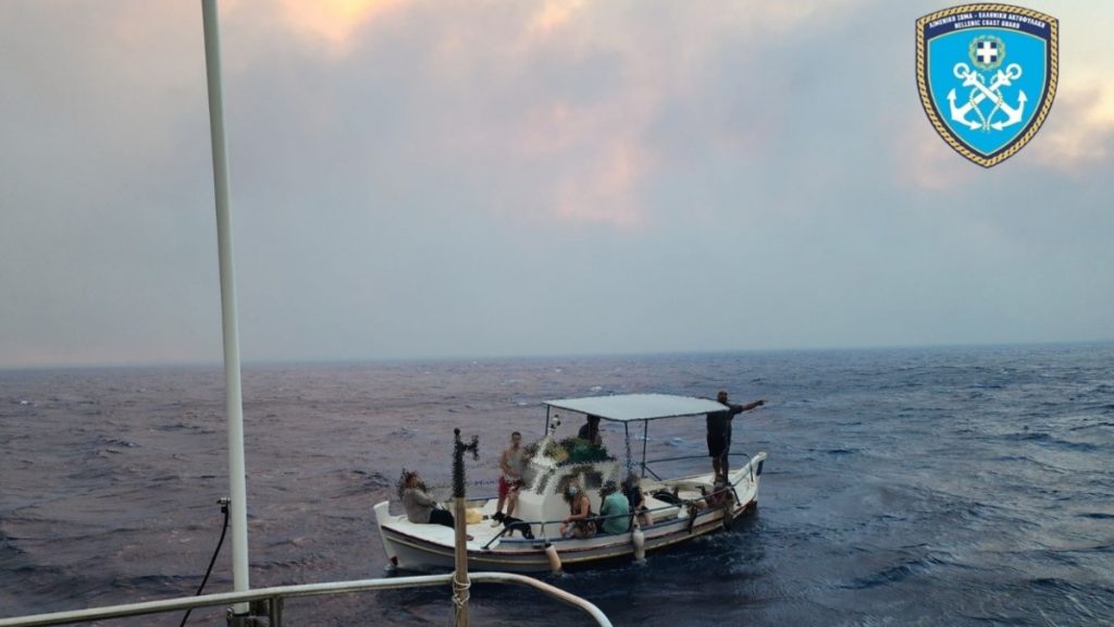 Φωτιές σε Χίο και Κάτω Αχαΐα: Βίντεο με τη δραματική διάσωση 76 πολιτών και 2 ζώων από το Λιμενικό