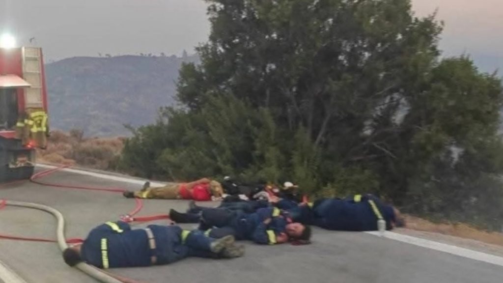 Συγκλονιστική φωτογραφία από τη Χίο: Εξαντλημένοι πυροσβέστες έχουν ξαπλώσει στον δρόμο