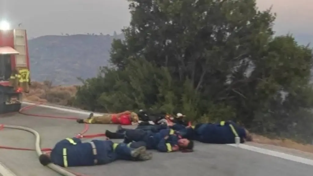 Συγκλονιστική φωτογραφία από τη Χίο: Εξαντλημένοι πυροσβέστες έχουν ξαπλώσει στον δρόμο