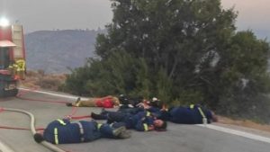 Συγκλονιστική φωτογραφία από τη Χίο: Εξαντλημένοι πυροσβέστες έχουν ξαπλώσει στον δρόμο