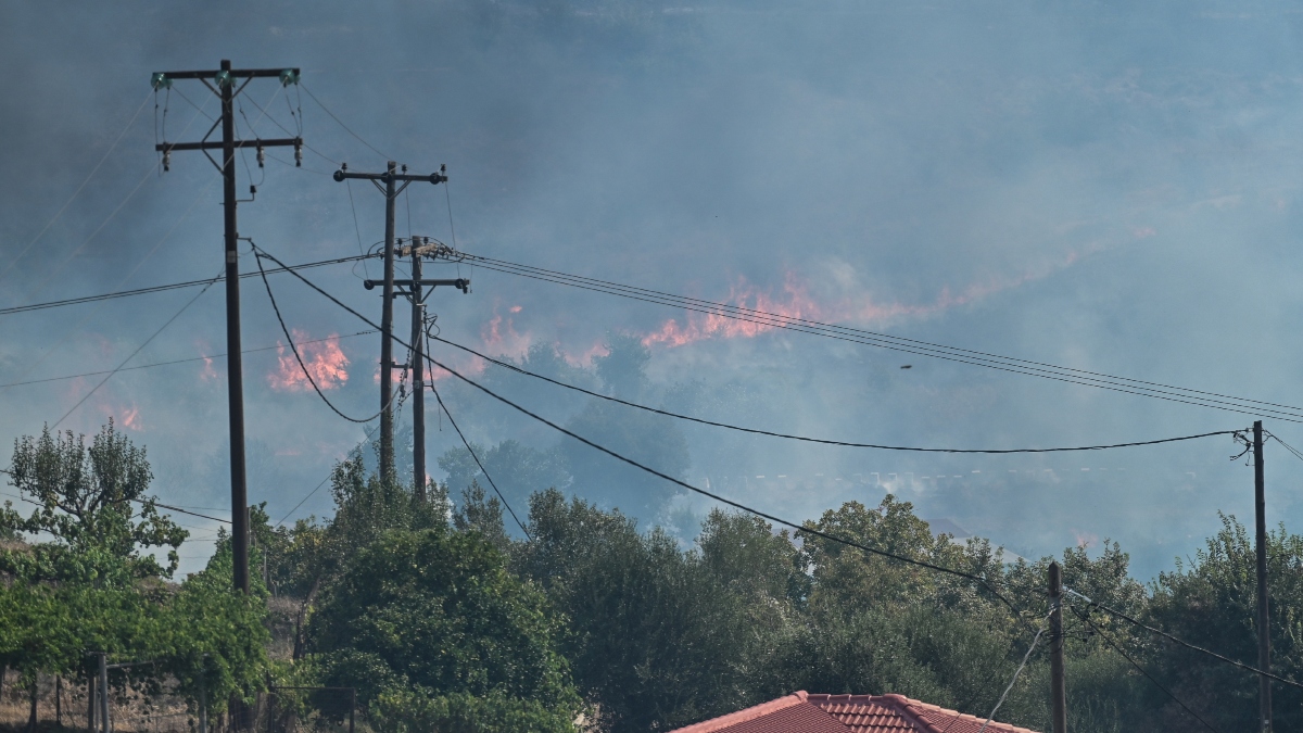 Αγωνία για τις φωτιές σε Πρέβεζα, Χίο, Κεφαλονιά και Ζάκυνθο – Αναζωπυρώσεις και μπαράζ μηνυμάτων από το 112 για εκκενώσεις