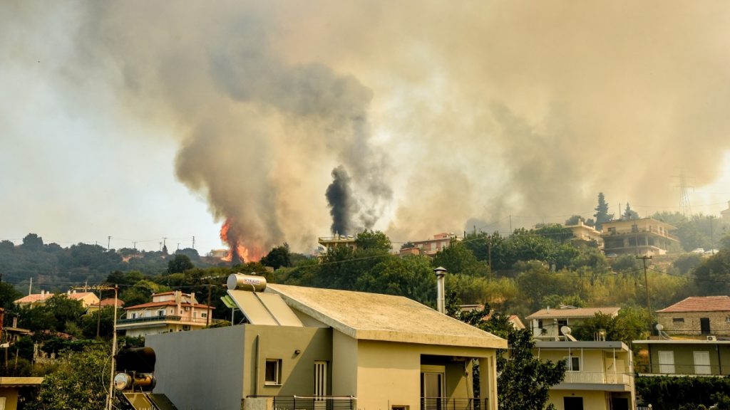 Φωτιά στην Αχαΐα: Διάσπαρτες εστίες στην Πάτρα, ολονύχτιος αγώνας για να μην περάσουν οι φλόγες προς το Δασύλλιο (βίντεο)