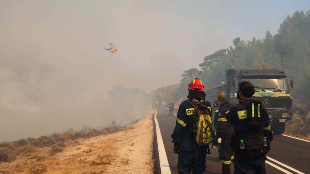 Βελτιωμένη η εικόνα της φωτιάς στη Χίο – “Έχουν καεί σπίτια, επιχειρήσεις και ζώα” (βίντεο)