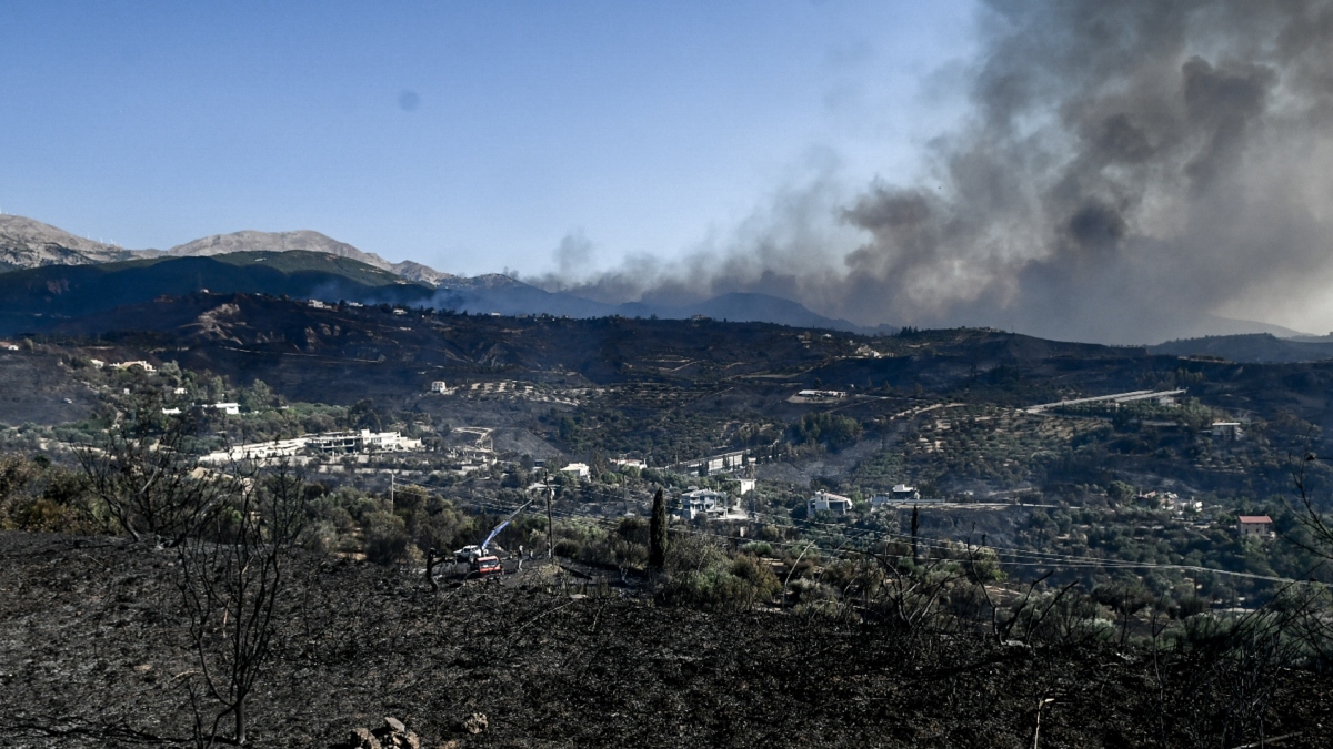 Φωτιά στην Πάτρα: Πολλές διάσπαρτες εστίες, προς Ρωμανό το κύριο μέτωπο – Μία σύλληψη και 2 προσαγωγές για εμπρησμό (βίντεο)