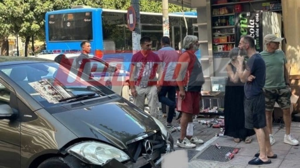 Σοβαρό τροχαίο στην Πάτρα: Μηχανή καρφώθηκε σε περίπτερο μετά από σύγκρουση με ΙΧ