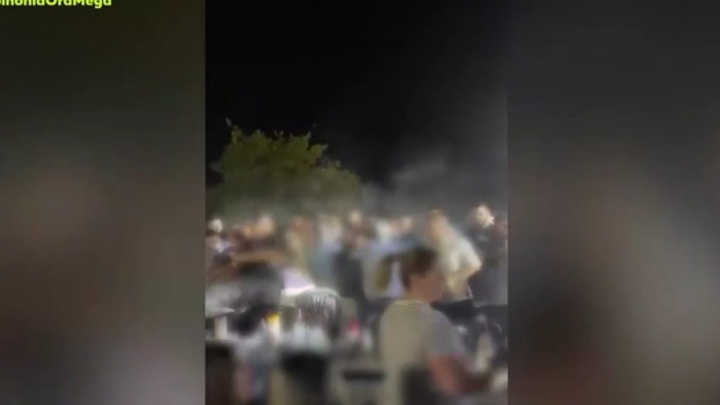 Αιτωλοακαρνανία: Στον “αέρα” καρέκλες και τραπέζια σε πανηγύρι – Φώναζε να σταματήσουν η Γωγώ Τσαμπά