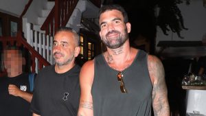 Δημήτρης Αλεξάνδρου: Βόλτα στα στενά της Μυκόνου μαζί με τον Κώστα Σιδεράτο – Φωτογραφίες