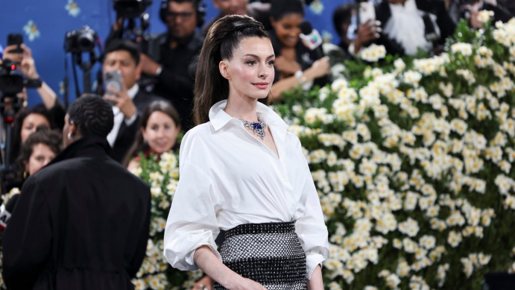 Αν Χάθαγουεϊ: Ατύχημα στα γυρίσματα του «The Devil Wears Prada 2» – Έπεσε από τη σκάλα η ηθοποιός