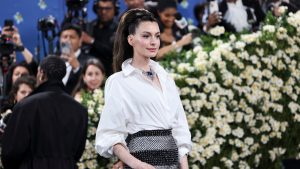 Αν Χάθαγουεϊ: Ατύχημα στα γυρίσματα του «The Devil Wears Prada 2» – Έπεσε από τη σκάλα η ηθοποιός